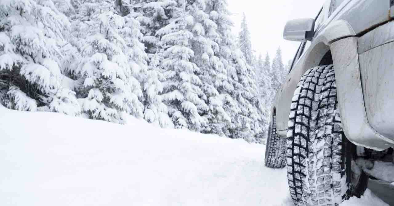 スタッドレスタイヤの相場